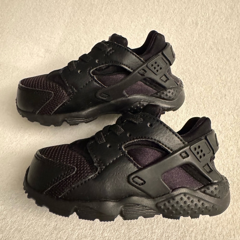Nike Black Huarache Sneakers with Mesh and Leather